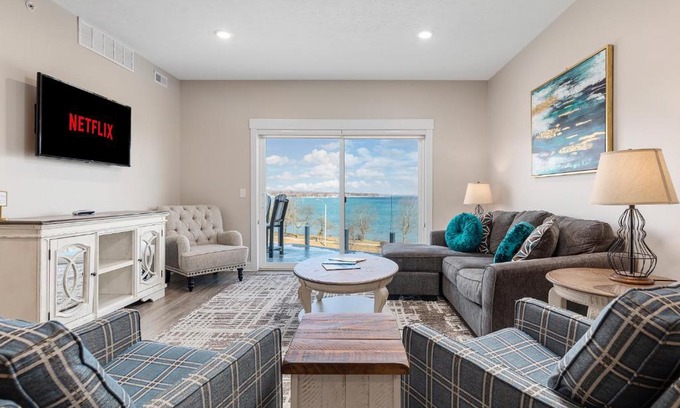 Traverse City Apartamento | Luxury Downtown 2BDR Lake View 2nd Floor Condo on West Bay 202W