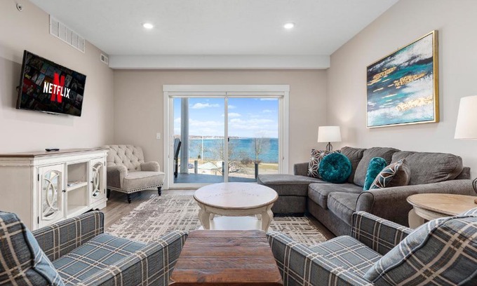 Traverse City Apartamento | Luxury Downtown 3BDR Lake View Penthouse Condo on West Bay 301W