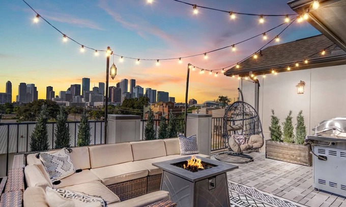 East Downtown Houston Casa | Luxury Downtown Home w Rooftop Deck in the Skyline