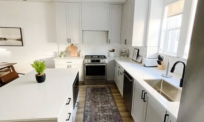 Central Business District Casa | Luxury Downtown Spacious 3 bedroom New Modern Townhome