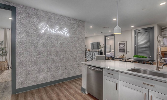 Rolling Mill Hill Condominio | Luxury Downtown. Walk to Broadway. Sleeps 10. Rooftop & Gym.