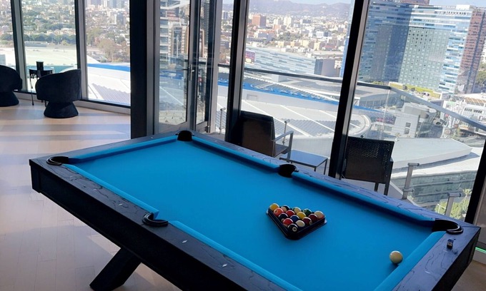Vernon Apartamento | Luxury DTLA Sky Rise with City View, 2 BDR, with Pool Table & Balcony