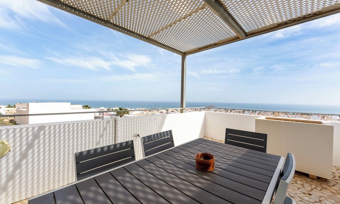 Carboneras Apartamento | Apartamento 'Duplex De Lujo' con vistas al mar, piscina compartida y aire acondicionado.