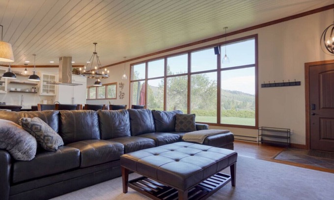 Hot Springs Casa | Luxury Earth Home w/ Chef's Kitchen