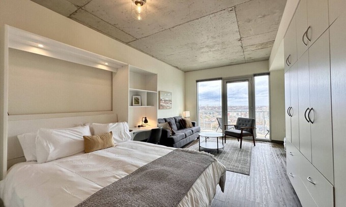 Lower East Side Apartamento | Luxury East Side Studio Apt Near Brady St with Balcony