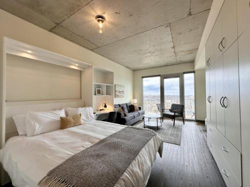 Lower East Side Apartamento | Luxury East Side Studio Apt Near Brady St with Balcony