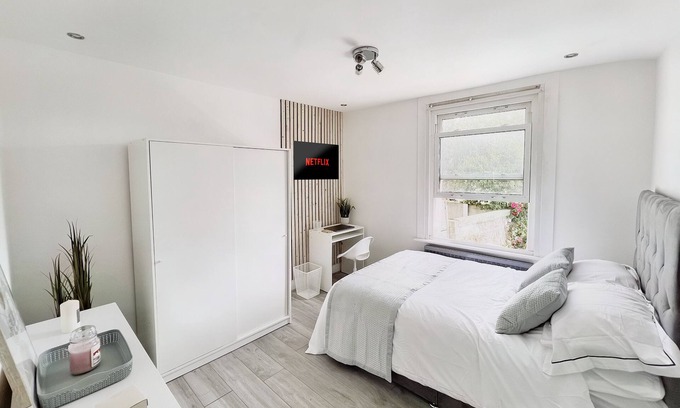 Stonebridge Casa | Luxury En-suite In a Centrally Located Apartment