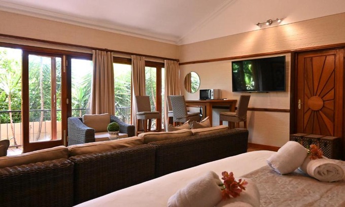 Middelburg Casa | LUXURY EN-SUITE ROOM WITH LOUNGE @ 4 STAR GUEST HOUSE
