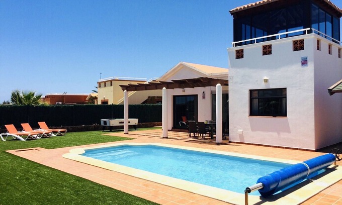 Caleta de Fuste Villa | Villa de lujo de 4 dormitorios. Con vistas a campo de golf. Piscina privada climatizada.