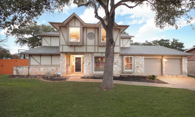 North San Antonio - SAT Casa | Luxury Escape: Pool, Sportscourt, Games, & Theater!