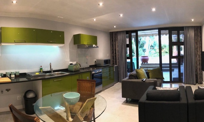 Bedfordview Apartamento | Apartamento ejecutivo de lujo con vistas a la hermosa piscina y jardín