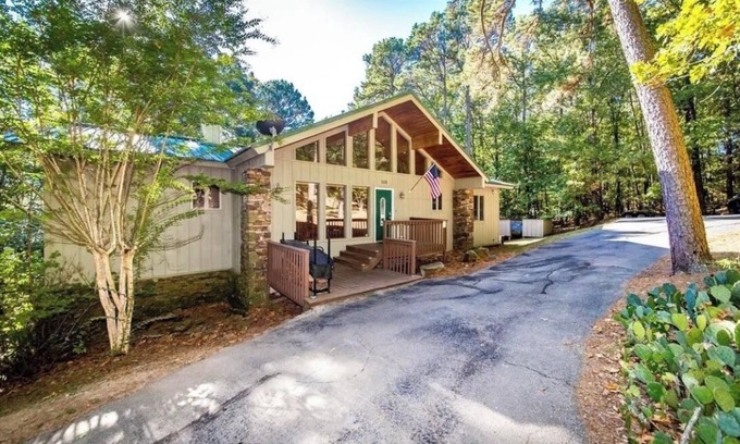 Drasco Casa | Luxury Family Lakefront Home on Greers Ferry Lake & at Tannenbaum Golf Course