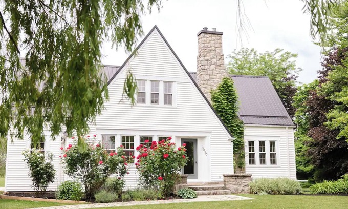 Niagara-on-the-Lake Casa | Luxury Farmhouse in Niagara-On-The-Lake: Waterfront & Vineyard Views