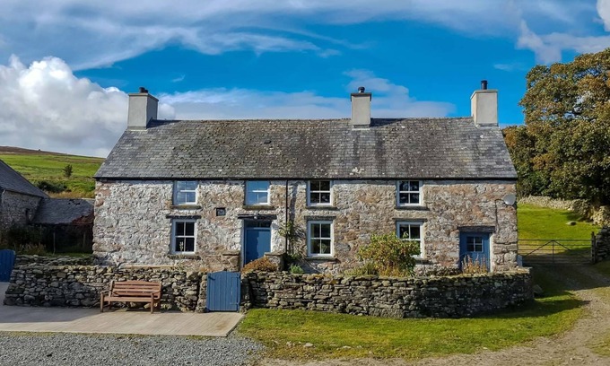 Cwmtirmynach Cabaña | Luxury Farmhouse in Mountain Location | Cwmain
