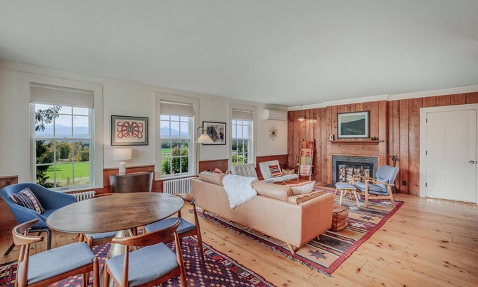 Morrisville Casa | Luxury Farmhouse with Stowe Views