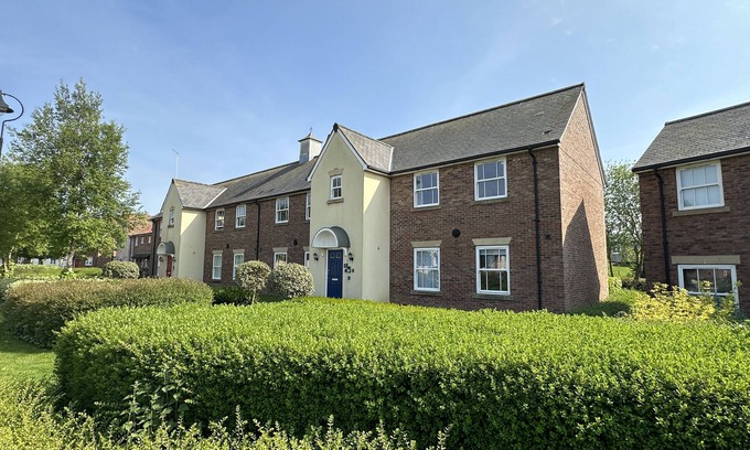 Filey Cabaña | Luxury first floor apartment sleeping 3 in 1 king sized bedroom.