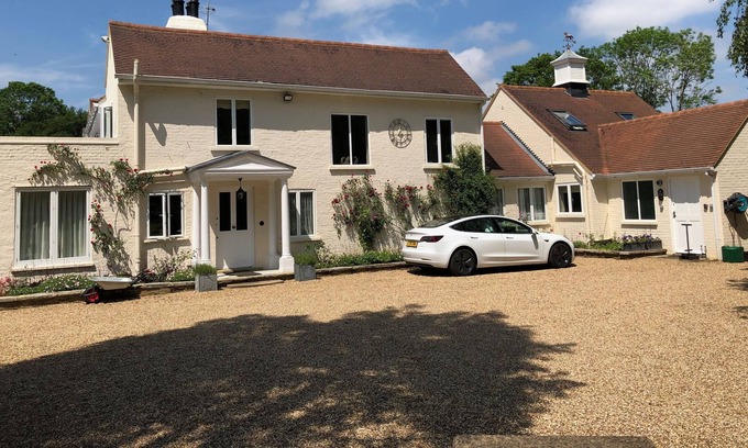 Wraysbury Apartamento | Piso de lujo con estacionamiento seguro, jardín de rosas y jardín de croquet.