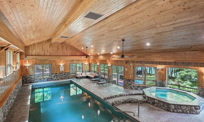 St Germain Casa | Luxury Forest Pool House with Hot Tub