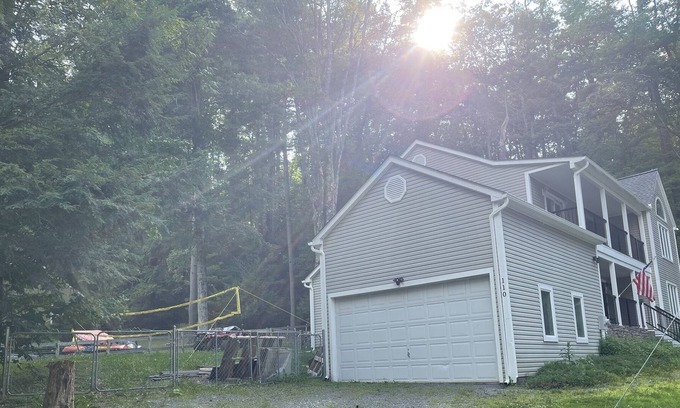 Paupack Casa | LUXURY FULL HOUSE ON THE LAKE Cannot use the dock, unless you book my boat