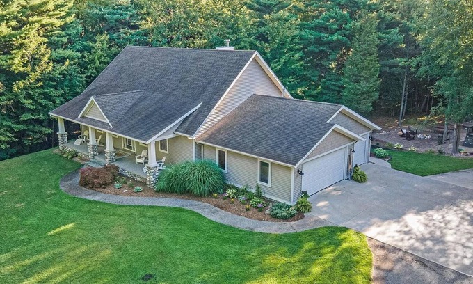West Olive Casa | Luxury getaway. 5 BR, 3BA, 3500 sq. Ft., 2 acres. Sleeps16.