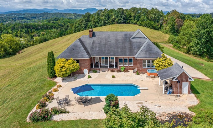 Marshall Casa | Luxury Getaway Home! Pool~HotTub~Sleeps18