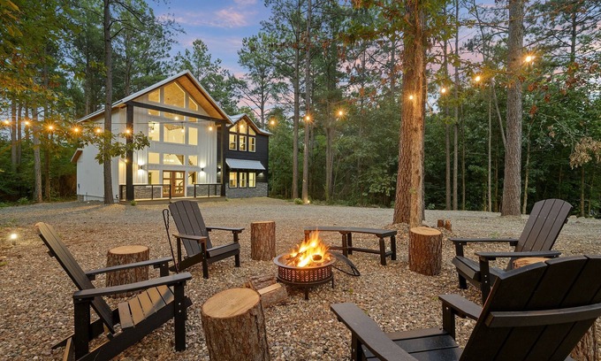 Pickens Cabina | Luxury Getaway I Mini Golf, Hot Tub, Fire pit, RV Parking