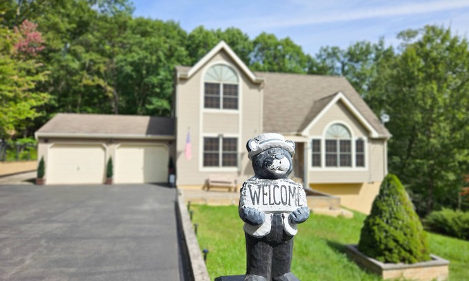 Bushkill Casa | Luxury getaway in vibrant woods, Jacuzzi, Hot Tub, Pool, Star Gazing.
