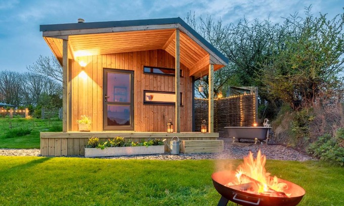 Mabe Apartamento | Luxury Glamping Cabin with Outdoor Bath on Cornish Meadow
