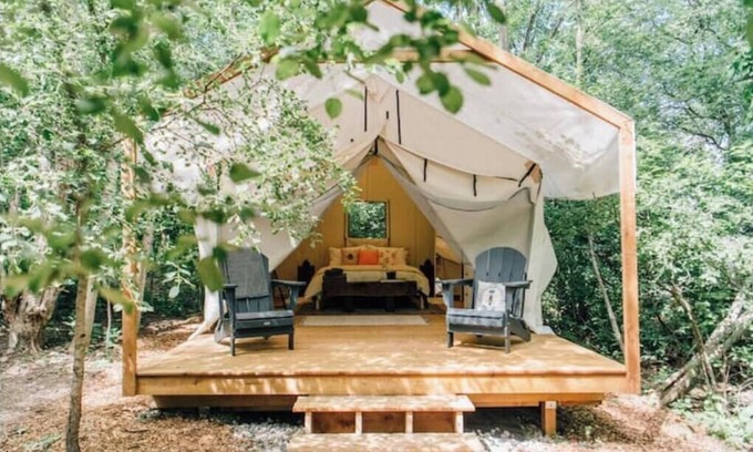 Elora Cabina | Luxury Glamping on Elora Flower Farm - Honeybee