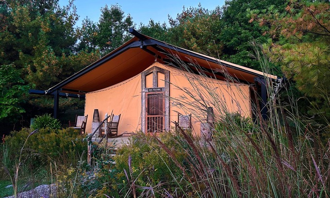 Dover Cabina | Red Feather Tent - El campamento de la tienda de Meadows en el refugio arbolado de 400 acres