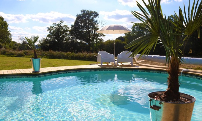 Auzances Cabina | Glamping de lujo con piscina en la Francia rural: 6 unidades duermen hasta 20