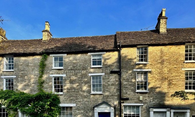 Tetbury Casa | Luxury Grade II Listed Retreat, Secret Walled Garden midst Royal Market Town
