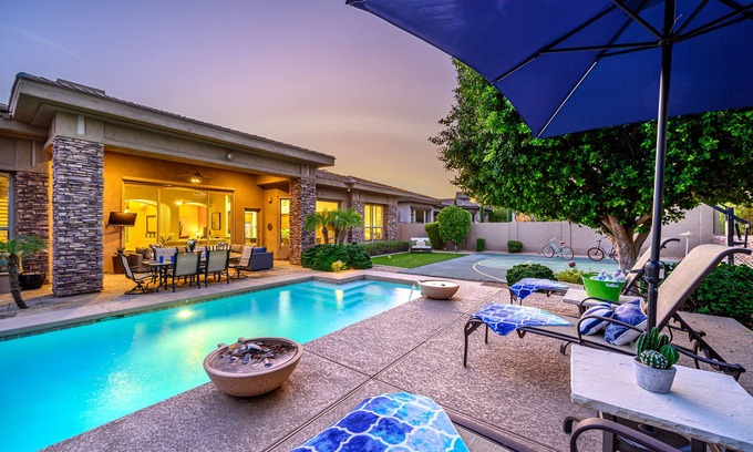 Talon Retreat Casa | Grayhawk! Casa Avante mejorada de lujo, nueva y moderna con casita, cancha de básquetbol