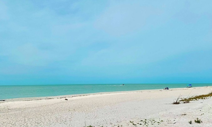 Sanibel Condominio | Disfrute de Sanibel en lujoso lujo a solo unos pasos del Golfo, ¡con una cabaña privada!
