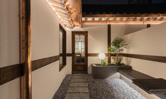 Seochon Apartamento | Luxury Hanok Stay Warm Hearth - West