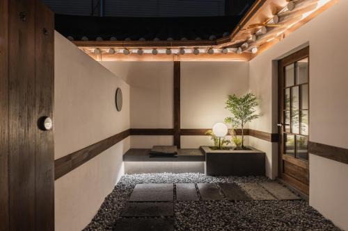 Seochon Apartamento | Luxury Hanok Stay Warm Hearth - East