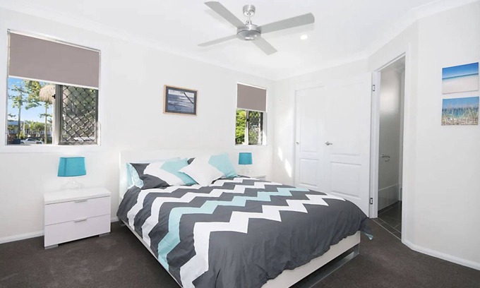 Yamba Casa | LUXURY HAVEN! Beautiful, central, wifi & spacious! Walking to everything!
