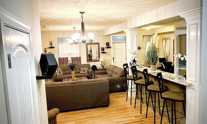 Livingston Park Casa | "Luxury Haven for Large Gatherings: 4BD/4BA”
