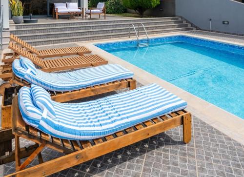 Canhas Villa | Luxury Haven: Heated Pool, AC & Sun