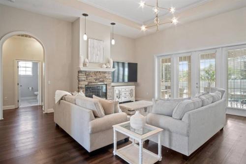 Lakeland Casa | Luxury Heated Pool Home, Hot tub, King bed suite