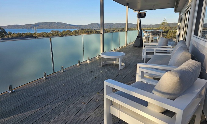 Coomba Park Casa | Luxury Hidden Lakeside Gem that fits the whole family!
