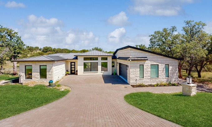 Horseshoe Bay West Casa | Luxury hill country home in Horseshoe Bay near Lake LBJ & golfing with gameroom