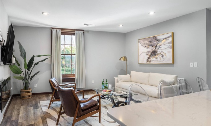 Downtown Charleston Apartamento | Lujo e histórico de 2 camas en King St, ¡camine por todas partes!