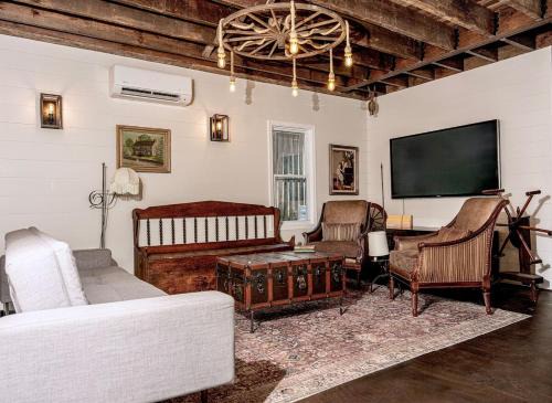 Cleveland Park Casa | Luxury Historic Carriage House