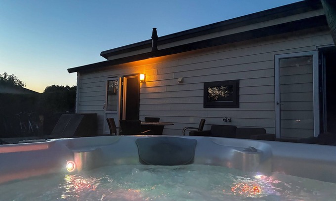 Heetveld Chalet De Esquí | Luxury Holiday Chalet 1-4 persons with Private Jacuzzi, Private Sauna and Sun Shower.