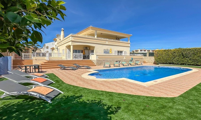 Mosqueira Villa | 4 dormitorios, vacaciones de lujo Villa independiente con piscina en Albufeira, Golf cercano.