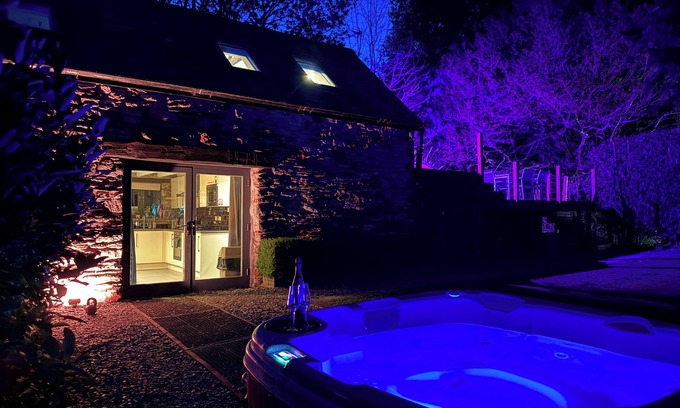 Newton Ferrers Cabina | Luxury Holiday Lodge con jacuzzi privado, pesca y sala de cine.