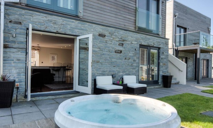Talland Casa | Vacaciones de lujo con jacuzzi y terraza en la azotea. Piscina y gimnasio