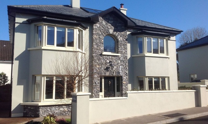 Killarney Casa | Casa de lujo adyacente al Parque Nacional, estacionamiento privado para 4 autos, 4 minutos a pie del centro de la ciudad