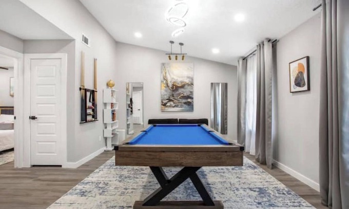 Clodine Casa | Luxury Home 4 Rooms ~ Pool Table & Poker~ King Bed